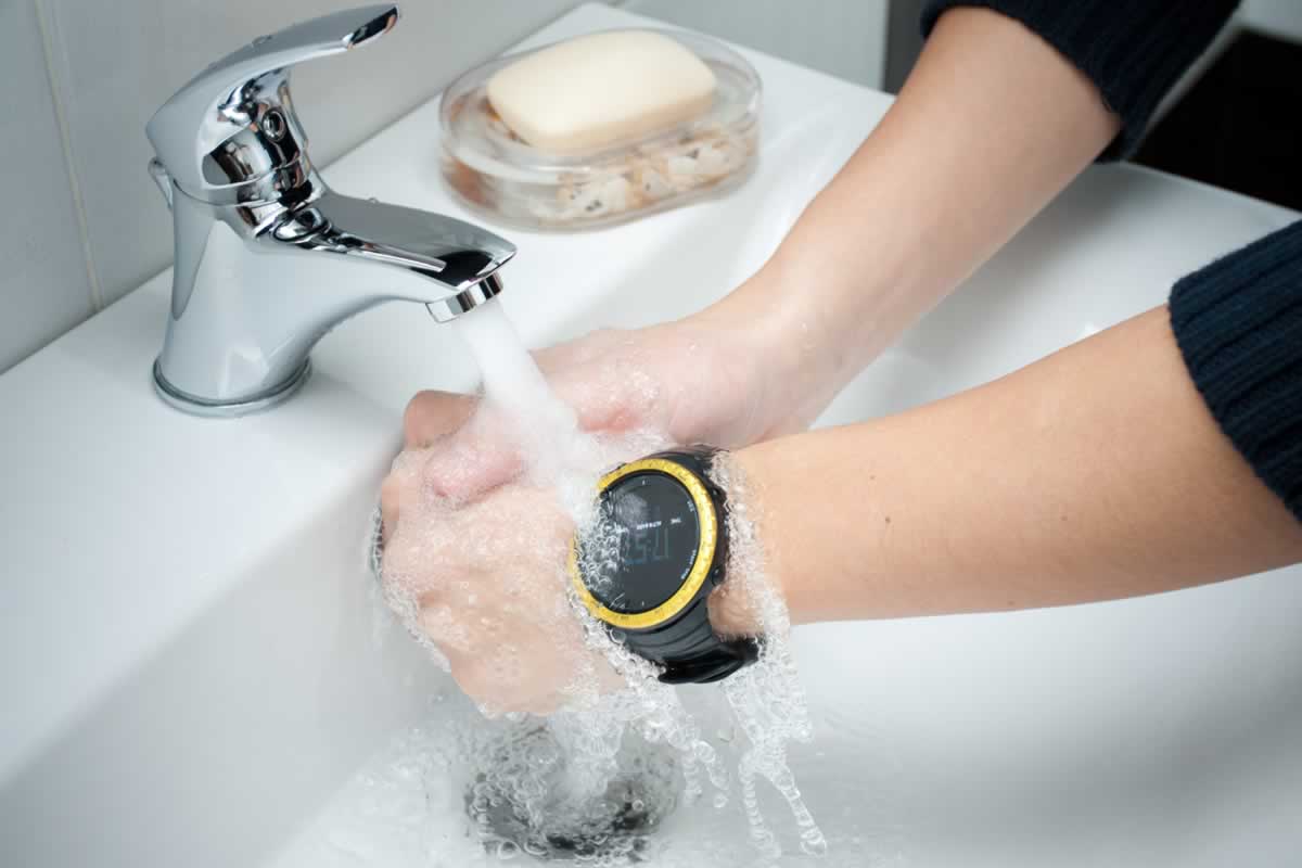 How to clean foggy watch glass