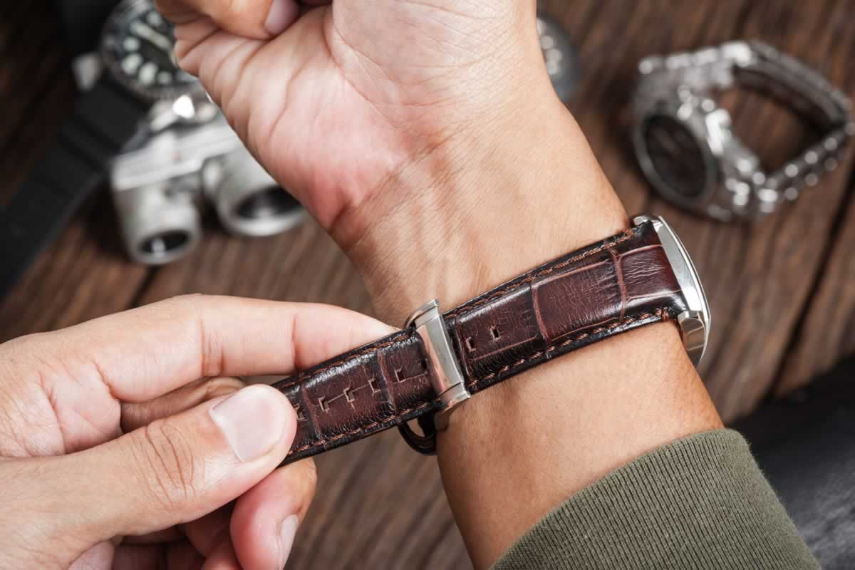 How to make a watch fit tighter without removing links