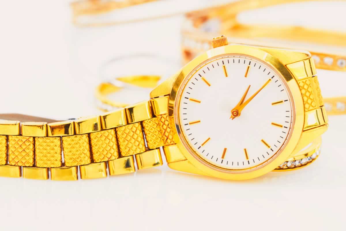 Remove oxidation from a gold watch